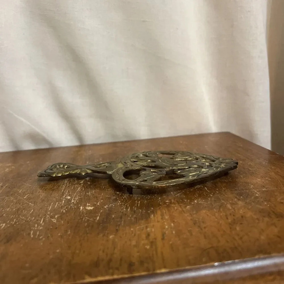 Vintage Antique Brass 6" 3 Footed Heart Bird Design Gold Trivet Decoration - Picture 5 of 7